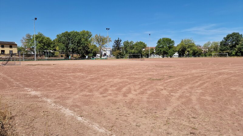 Der alte Ascheplatz in Koblenz-Lützel ist bald Geschichte. Hier entsteht eine öffentlich zugängliche Kunstrasensportanlage mit einer angegliederten Leichtathletik-Lauffläche.