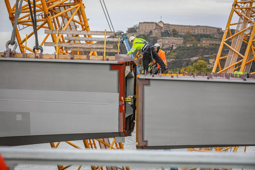 Die neue Brücke unterteilt sich in verschieden Einhubabschnitte, die zu verschiedenen Zeitpunkten ausgeführt werden. Die neue Brücke unterteilt sich in verschieden Einhubabschnitte, die zu verschiedenen Zeitpunkten ausgeführt werden.