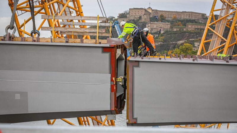 Die neue Brücke unterteilt sich in verschieden Einhubabschnitte, die zu verschiedenen Zeitpunkten ausgeführt werden.