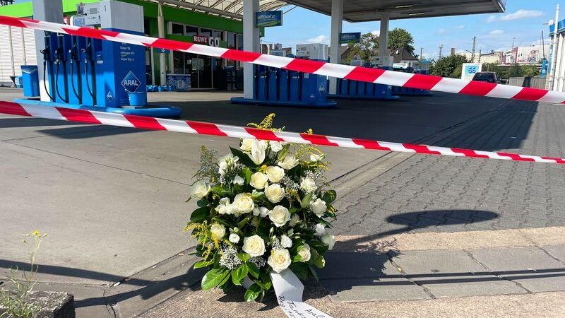 An der Tankstelle in Völklingen haben Mitarbeiter einen Kranz für den getöteten Polizisten niedergelegt.