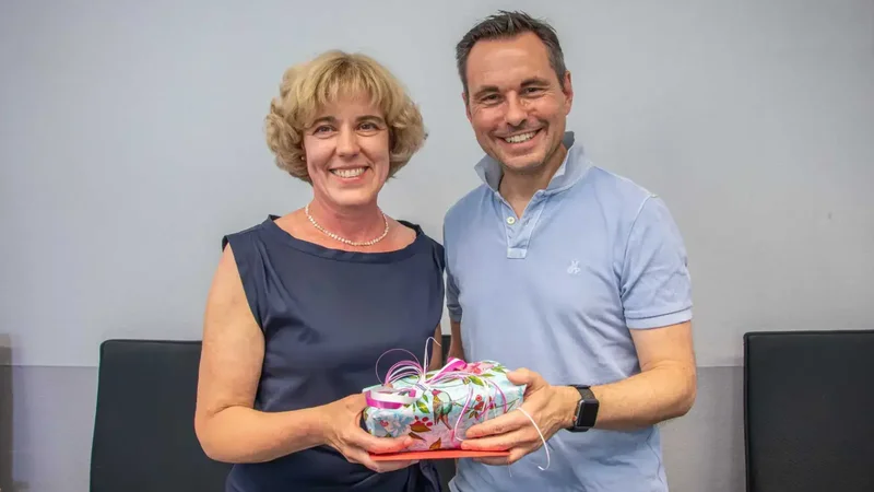 Der Koblenzer Oberbürgermeister David Langner (rechts) begrüßte die neue Bürgermeisterin Dr. Dagmar Kranz (links) an ihrem ersten Tag im neuen Amt.