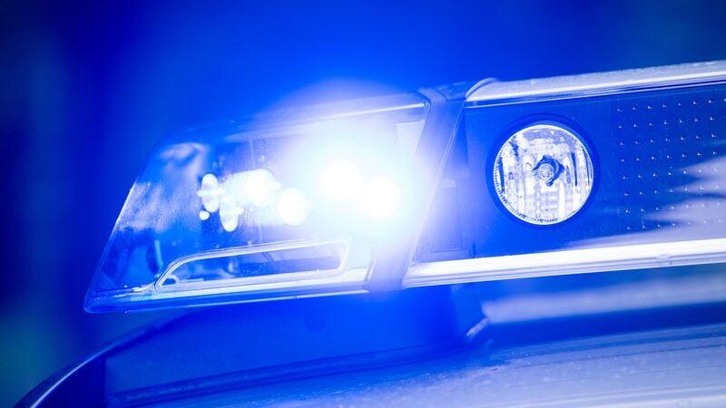 Ein Mann fährt vor einer Kontrolle davon und verursacht einen Autounfall. (Symbolbild)