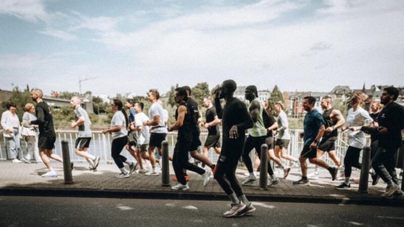 Running Society ist ein Koblenzer Laufclub, der seit über einem Jahr besteht und Community-Läufe organisiert, bei denen Lauflevel und Pace im Hintergrund stehen.