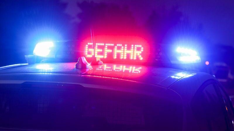 Der Falschfahrer verließ die Unfallstelle und ist den Angaben zufolge flüchtig. (Symbolbild)