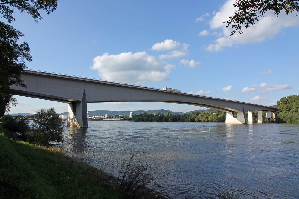 Die Bendorfer Brücke bei Koblenz. Die Bendorfer Brücke bei Koblenz.