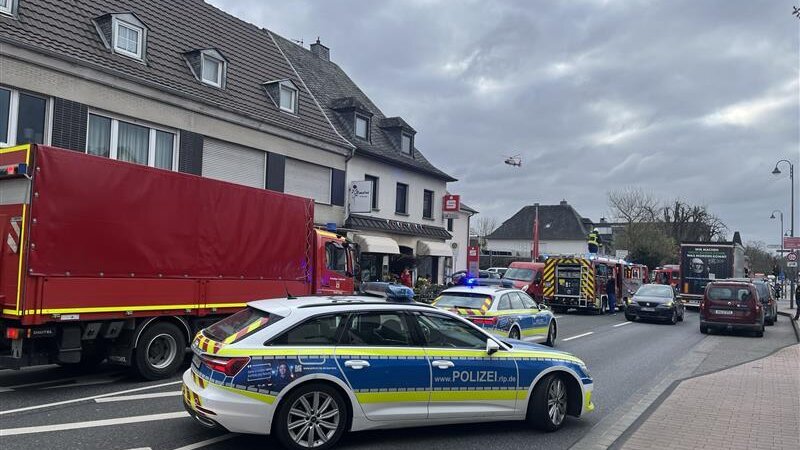Schwerer Unfall am der B9 in Bad Breisig: Ein LKW hat einen Fußgänger erfasst.