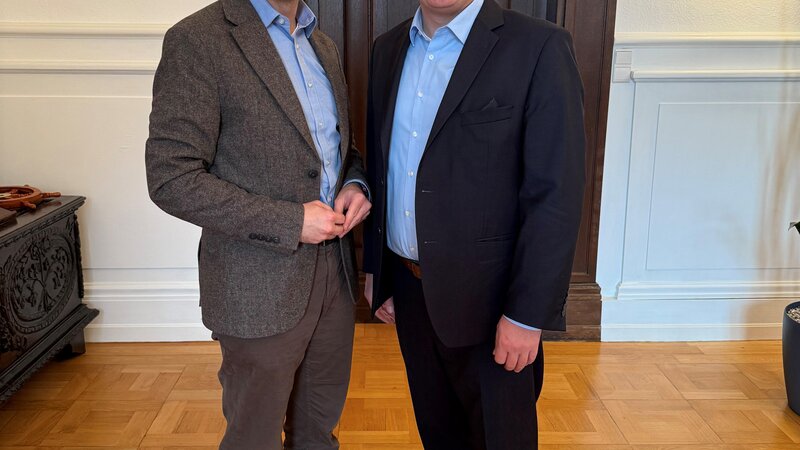 Vertrauensvolle Fortsetzung: Oberbürgermeister David Langner und Geschäftsführer Lars Hörnig nach Verlängerung des Geschäftsführervertrags.