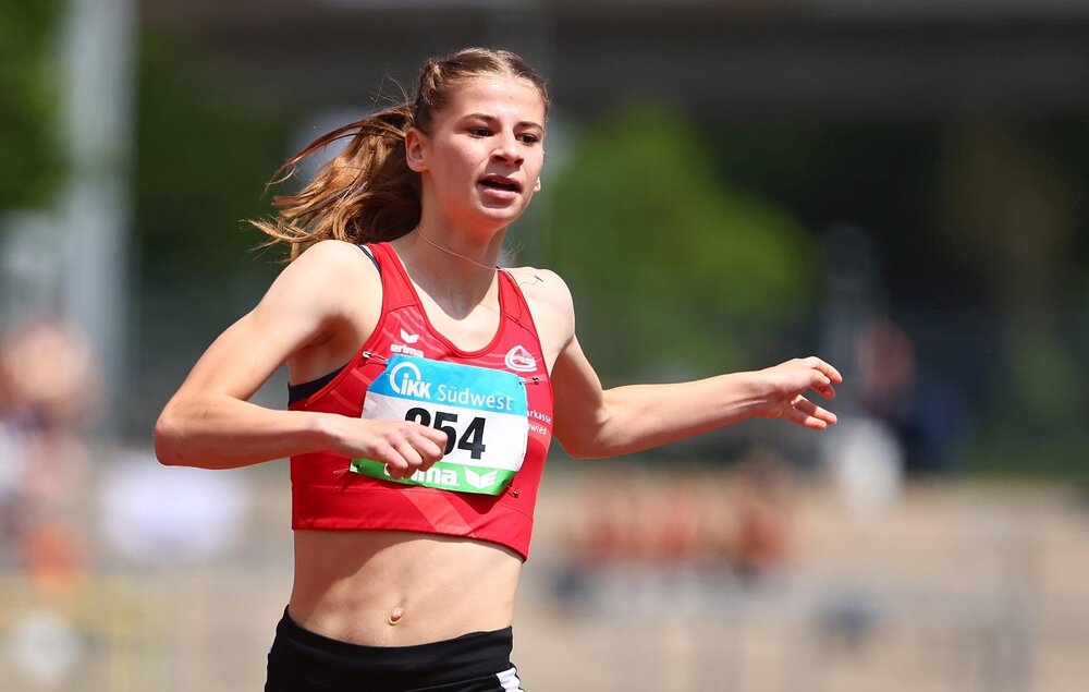 Lina Schmidt gewann bei den Landesmeisterschaften in Ludwigshafen Doppel-Gold über 60 Meter mit persönlicher Bestleistung von 7,97 Sekunden und mit der 4x 200-Meter-Mixed-Staffel der LG Rhein