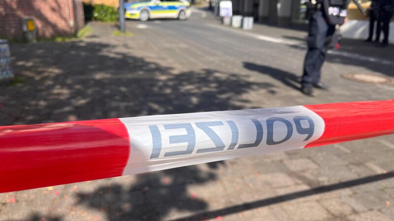 Die Polizei ist bei einem Banküberfall mit Geiselnahme in Sinzig im Einsatz.