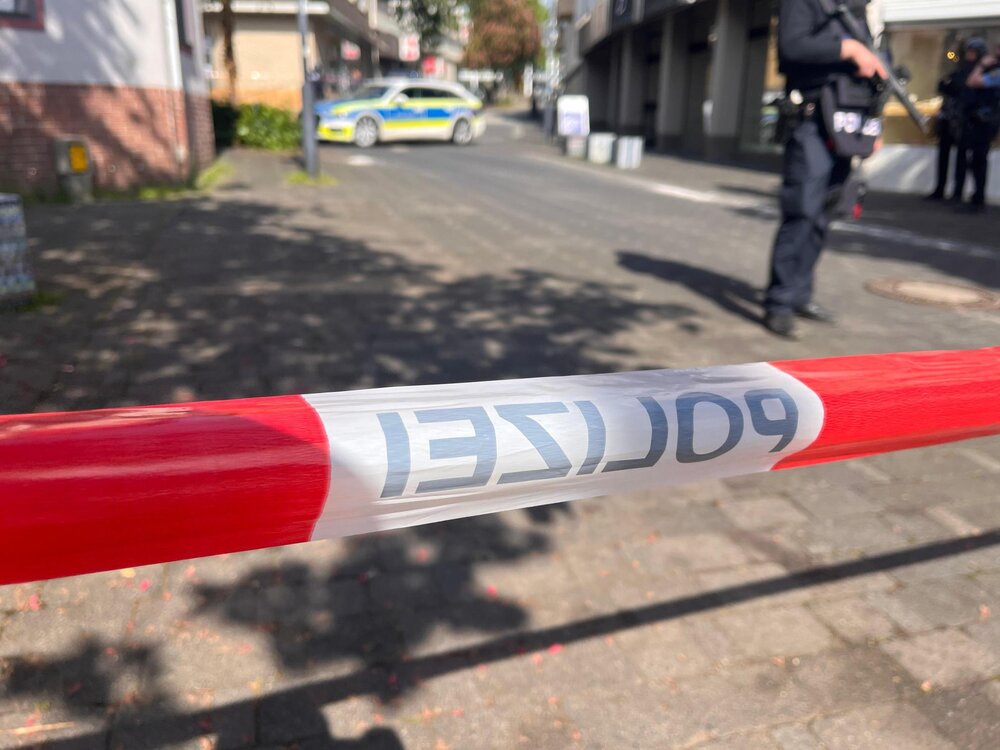 Die Polizei ist bei einem Banküberfall mit Geiselnahme in Sinzig im Einsatz.