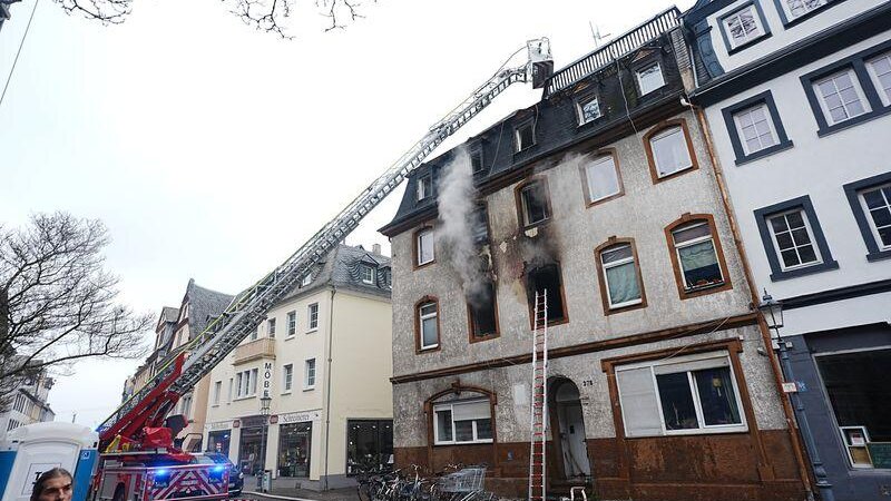 Rettungskräfte bekämpfen einen Wohnungsbrand im Koblenzer Stadtteil Ehrenbreitstein.