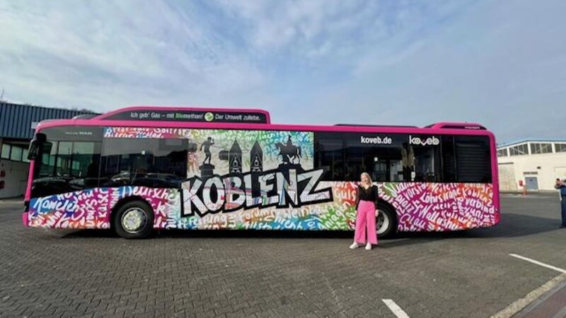 Franziska Diekel (Gewinnerin koveb Urban Art Wettbewerb) vor "ihrem" Urban Art Bus / (c) koveb