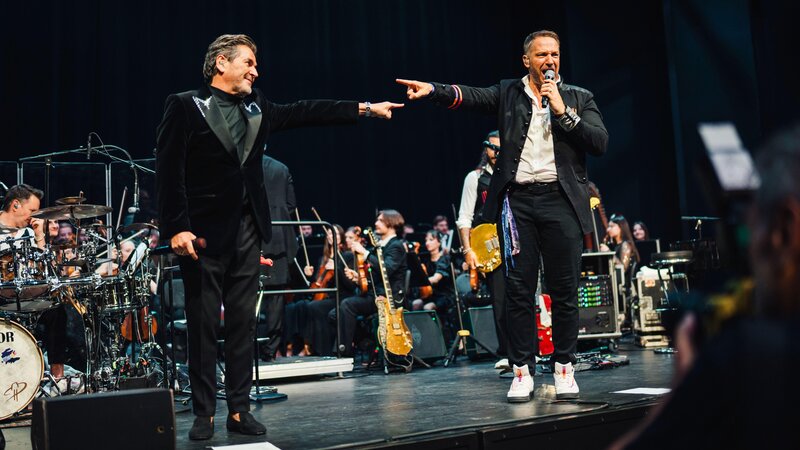 Thomas Anders mit Höhner-Frontmann Patrick Lück auf der Bühne der Rhein-Mosel-Halle im Rahmen des "Höhner mal Anders" Konzertes in Koblenz.