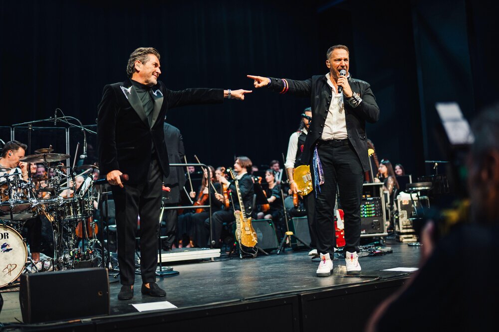 Thomas Anders mit Höhner-Frontmann Patrick Lück auf der Bühne der Rhein-Mosel-Halle im Rahmen des "Höhner mal Anders" Konzertes in Koblenz. Thomas Anders mit Höhner-Frontmann Patrick Lück auf der Bühne der Rhein-Mosel-Halle im Rahmen des "Höhner mal Anders" Konzertes in Koblenz.