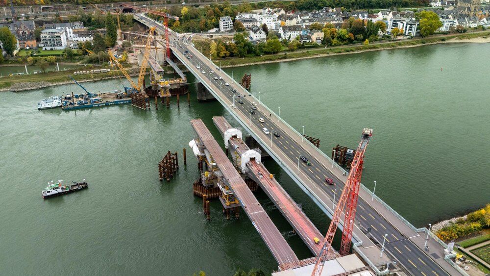 Aus der Vogelperspektive lässt sich bereits der Verlauf der neuen Pfaffendorfer Brücke in der Parallellage erkennen.