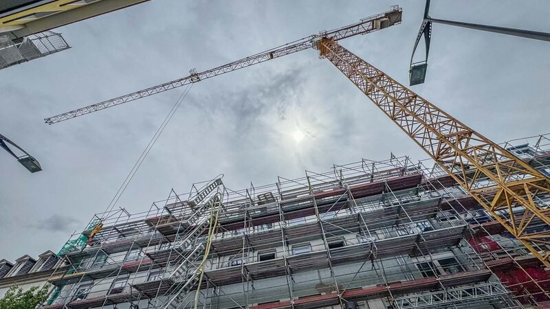 Der Baukran, der im Rahmen der Theatersanierung genutzt wurde, wird nunmehr am Sonntag, 17. Mai, abgebaut, wofür eine Vollsperrung der Clemensstraße notwendig ist.