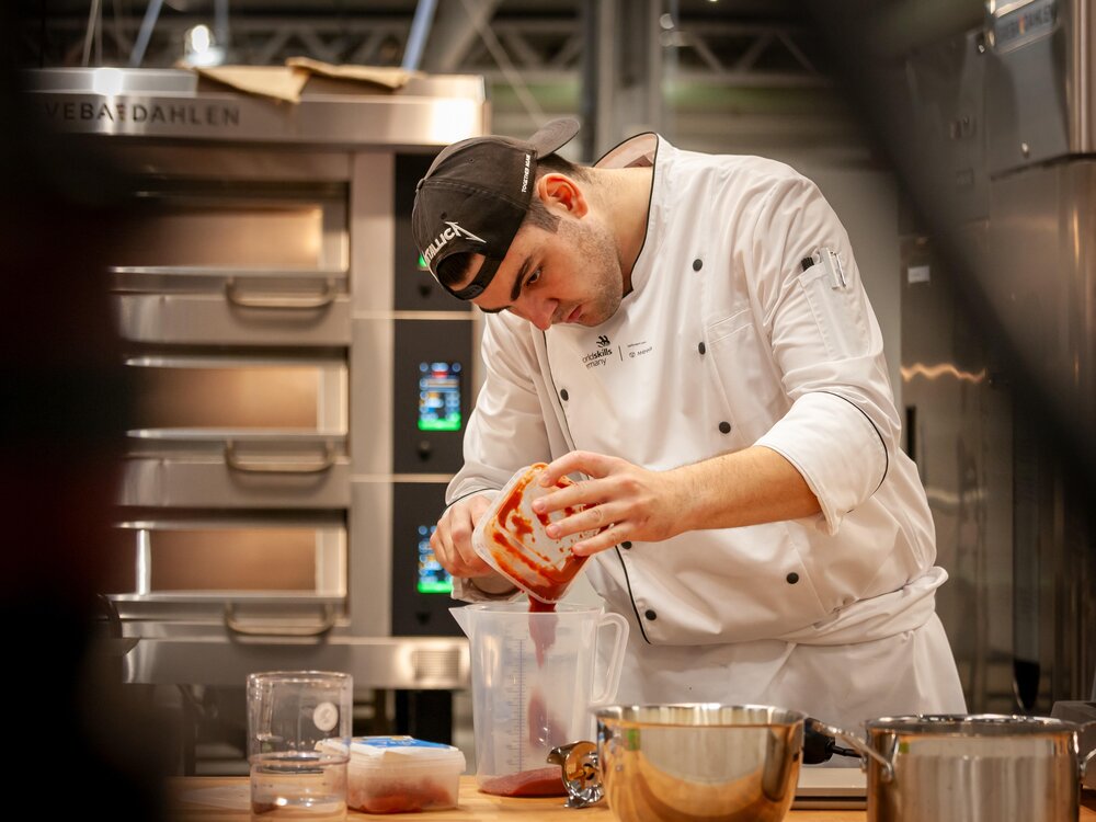 Konzentriert und mit exzellentem handwerklichen Können stellte sich Bäckermeister Niklas Ring den Aufgaben bei den EuroSkills im dänischen Herning und wurde dafür mit einer Medaille belohnt. Konzentriert und mit exzellentem handwerklichen Können stellte sich Bäckermeister Niklas Ring den Aufgaben bei den EuroSkills im dänischen Herning und wurde dafür mit einer Medaille belohnt.