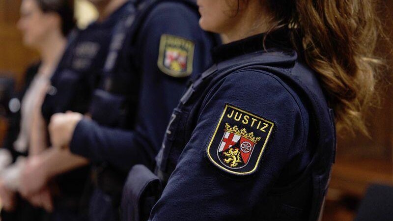 Schlagstock und Pfefferspray gehören schon länger zur Ausstattung von Justizwachtmeisterinnen und Wachtmeistern in Rheinland-Pfalz. Bald sollen sogenannte Taser dazukommen. (Symbolbild)