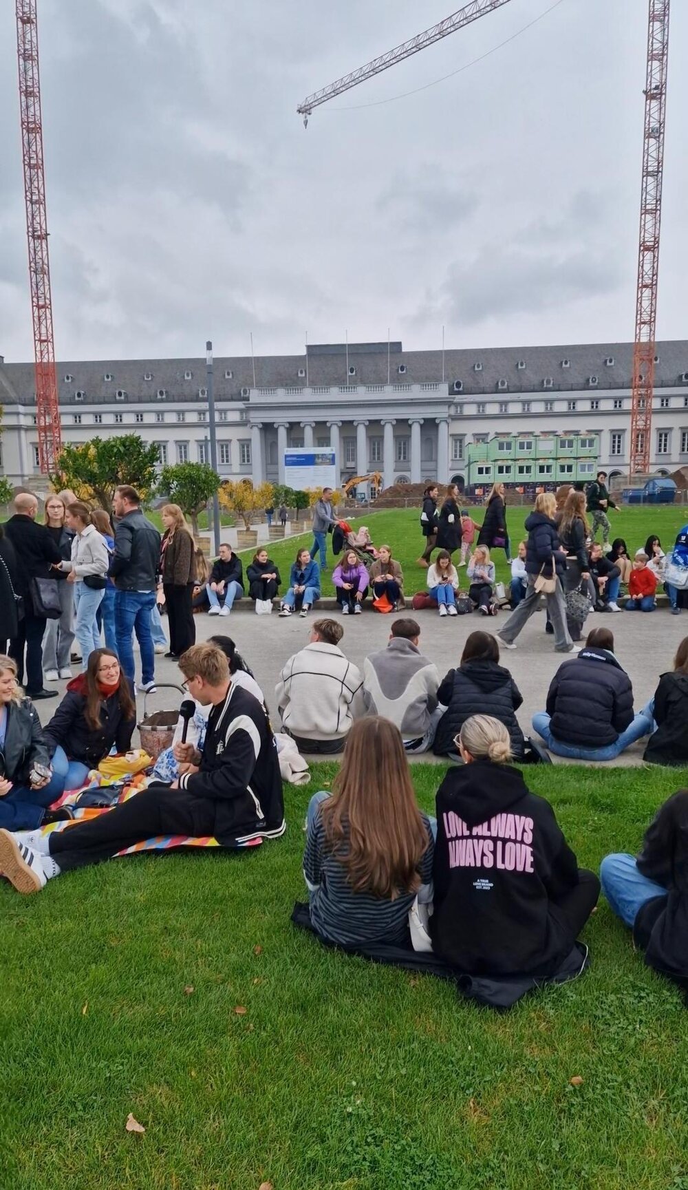 Der Trend Pudding mit der Gabel zu essen, nahm seinen Anfang in Karlsruhe, wo eine spontane Idee über Instagram viral ging. Der Trend Pudding mit der Gabel zu essen, nahm seinen Anfang in Karlsruhe, wo eine spontane Idee über Instagram viral ging.