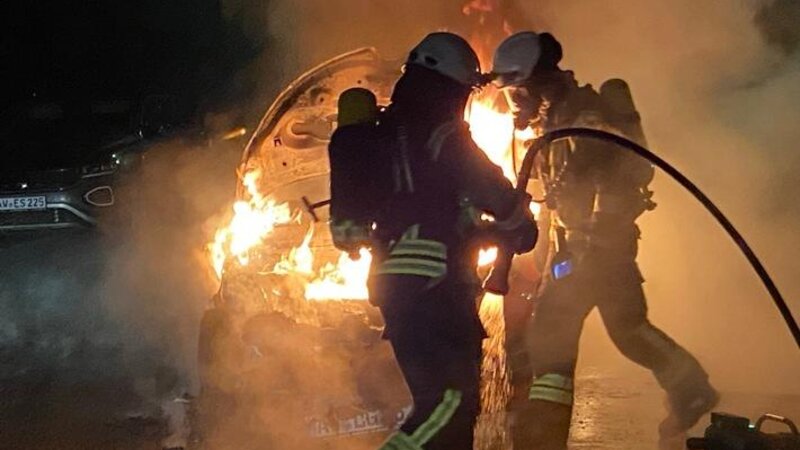 In Bad Breisig brannte in der Nach zum Mittwoch ein E-Auto völlig aus.