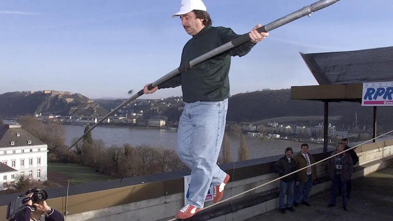 Johann Traber (72✝) auf einem gespannten Drahtseil über Koblenz. (Archivbild)