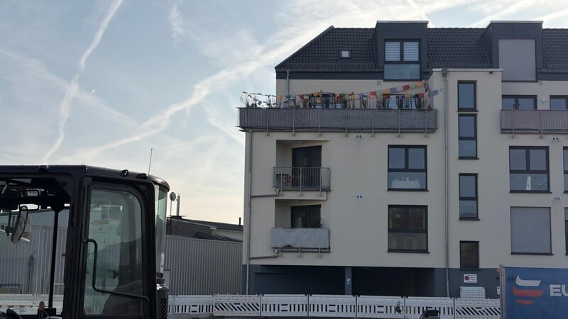 Durch die halbseitige Sperrung kann schon ein Blick auf den neuen Minikreisverkehr erlangt werden.