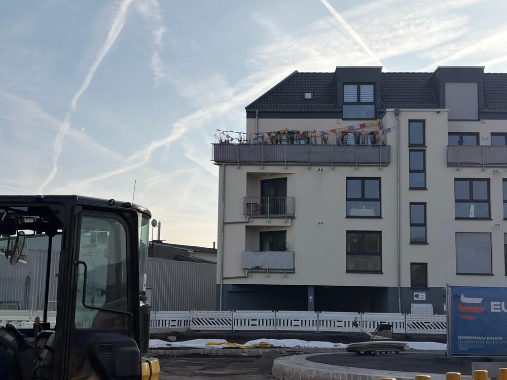Durch die halbseitige Sperrung kann schon ein Blick auf den neuen Minikreisverkehr erlangt werden.