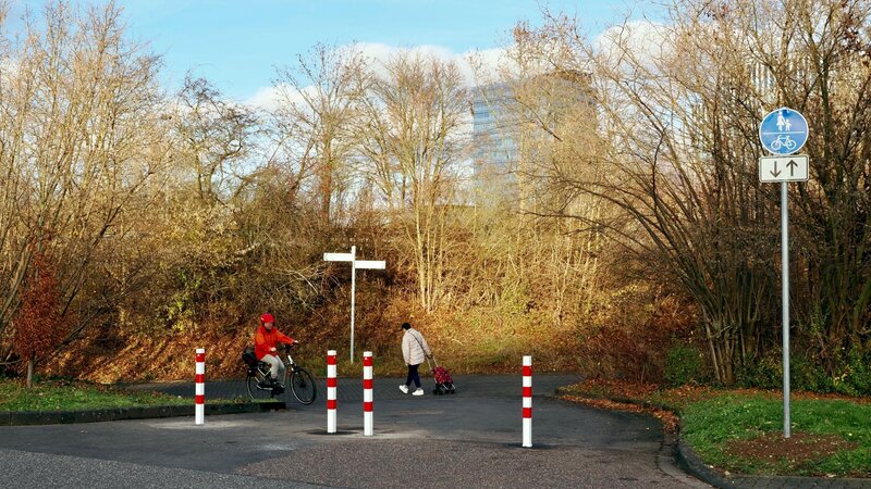 Einfahrtsbereich zur Kurt-Schumacher-Brücke. Die Nutzung ist aus Sicherheitsgründen ab sofort nur noch dem Fuß- und Radverkehr vorbehalten.