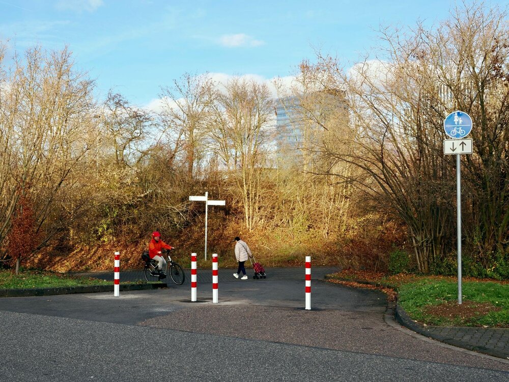 Einfahrtsbereich zur Kurt-Schumacher-Brücke. Die Nutzung ist aus Sicherheitsgründen ab sofort nur noch dem Fuß- und Radverkehr vorbehalten. Einfahrtsbereich zur Kurt-Schumacher-Brücke. Die Nutzung ist aus Sicherheitsgründen ab sofort nur noch dem Fuß- und Radverkehr vorbehalten.