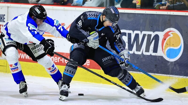 Spannung und Emotionen sind garantiert, wenn die Eishockeyspieler des EHC Neuwied (ganz in Blau) am Freitagabend um 20 Uhr zum ersten von mindestens drei Halbfinalspielen um die Meisterschaft