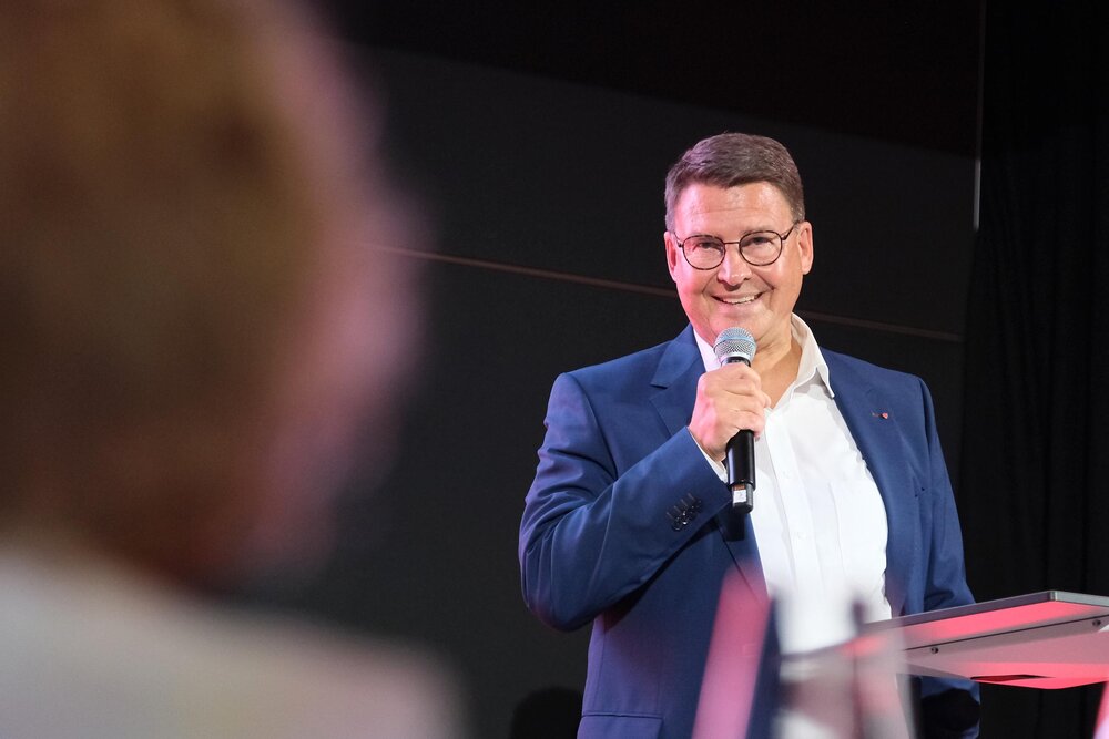 Matthias Nester verabschiedet sich nach 15 Jahren als Vorstandsvorsitzender der Sparkasse Koblenz in den Ruhestand.