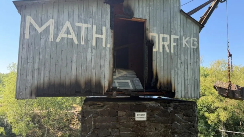 Beschädigung an Layenkränen in den Erlebniswelten Grubenfeld in Mayen, nach einer Brandstiftung.