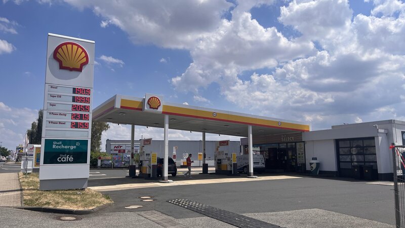 Auch an einer Shell-Tankstelle im Landkreis Mayen-Koblenz ist das Ende des bundesweiten Tankrabatts spürbar.