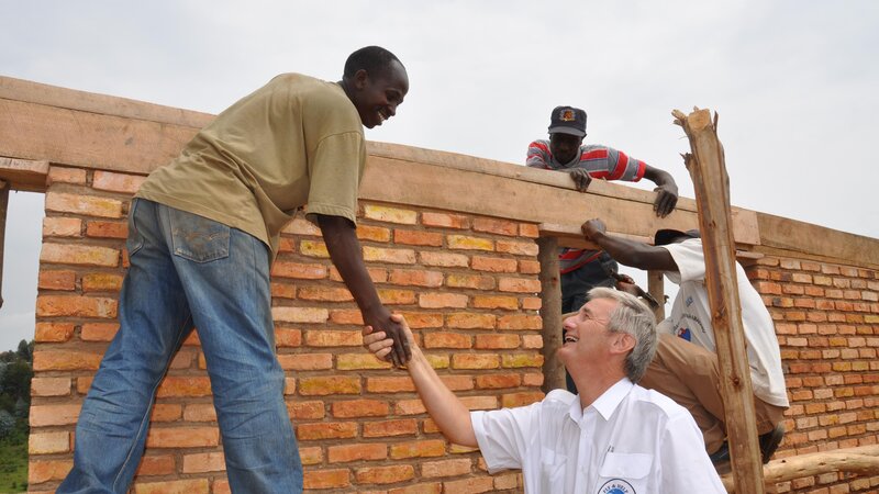 Die Stiftung Fly & Help von Reiner Meutsch sammelt baut Schulen in Afrika.