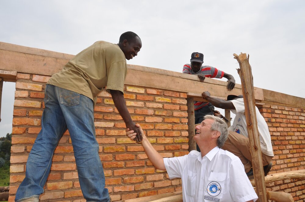 Die Stiftung Fly & Help von Reiner Meutsch sammelt baut Schulen in Afrika. Die Stiftung Fly & Help von Reiner Meutsch sammelt baut Schulen in Afrika.
