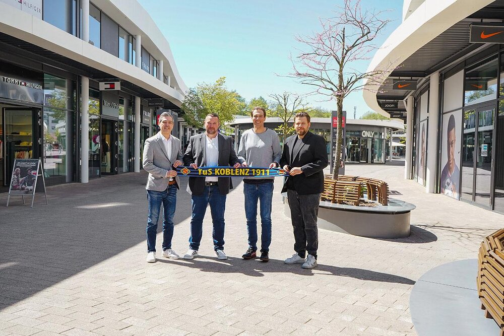 Die TuS Koblenz hat einen neuen Haupt- und Trikotsponsor: Das Outlet Montabaur. Aytac Aspar (von links) vom Outlet Montabaur, TuS-Präsident Christian Krey, Outlet-Geschäftsführer Philipp Domm Die TuS Koblenz hat einen neuen Haupt- und Trikotsponsor: Das Outlet Montabaur. Aytac Aspar (von links) vom Outlet Montabaur, TuS-Präsident Christian Krey, Outlet-Geschäftsführer Philipp Domm