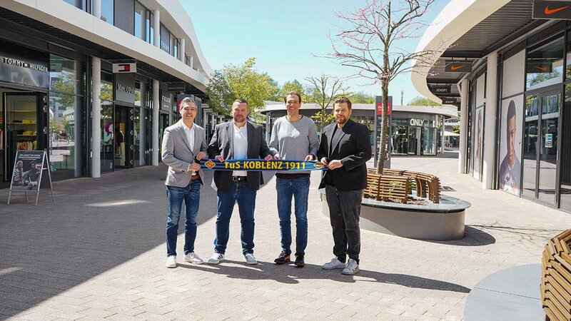 Die TuS Koblenz hat einen neuen Haupt- und Trikotsponsor: Das Outlet Montabaur. Aytac Aspar (von links) vom Outlet Montabaur, TuS-Präsident Christian Krey, Outlet-Geschäftsführer Philipp Domm