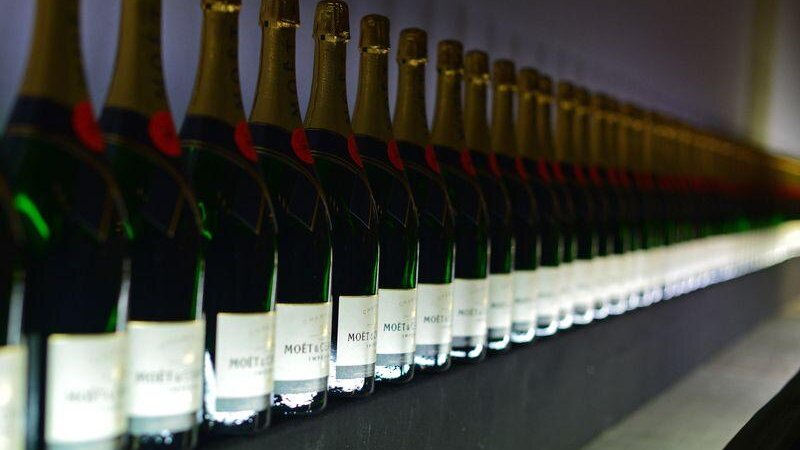 Aufgereihte Champagnerflaschen - die Marke der gestohlenen Flaschen blieb unklar. (Symbolbild)