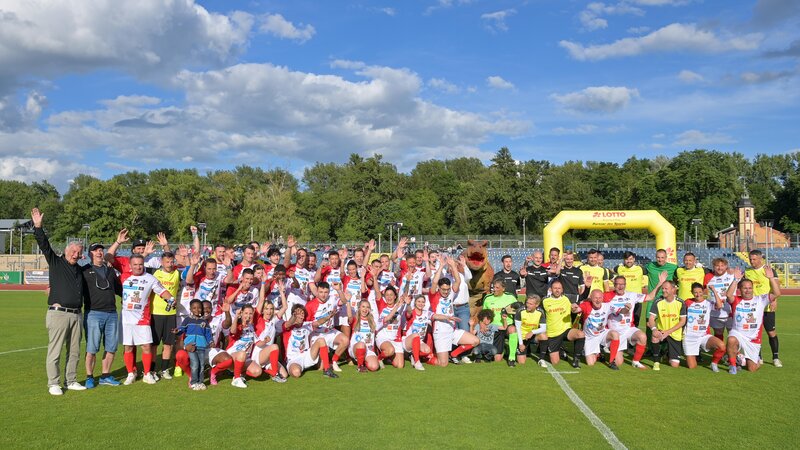 Das Benefizspiel zugunsten der Fly & Help Stiftung erbrachte im Koblenzer Stadion Oberwerth 105.000 Euro.