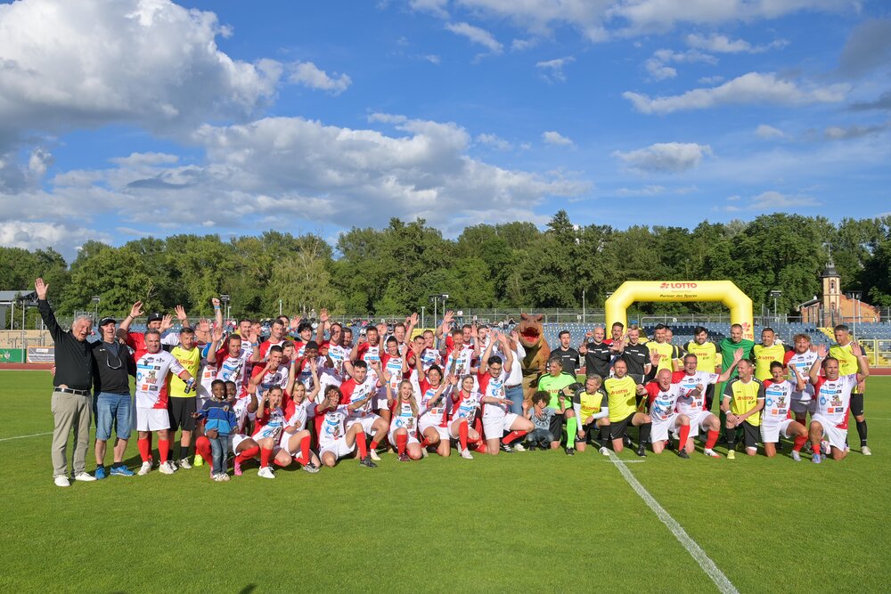 Das Benefizspiel zugunsten der Fly & Help Stiftung erbrachte im Koblenzer Stadion Oberwerth 105.000 Euro.