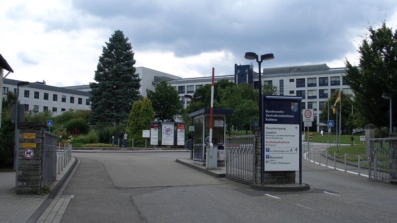 Der Haupteingang des Bundeswehrzentralkrankenhauses in Koblenz.