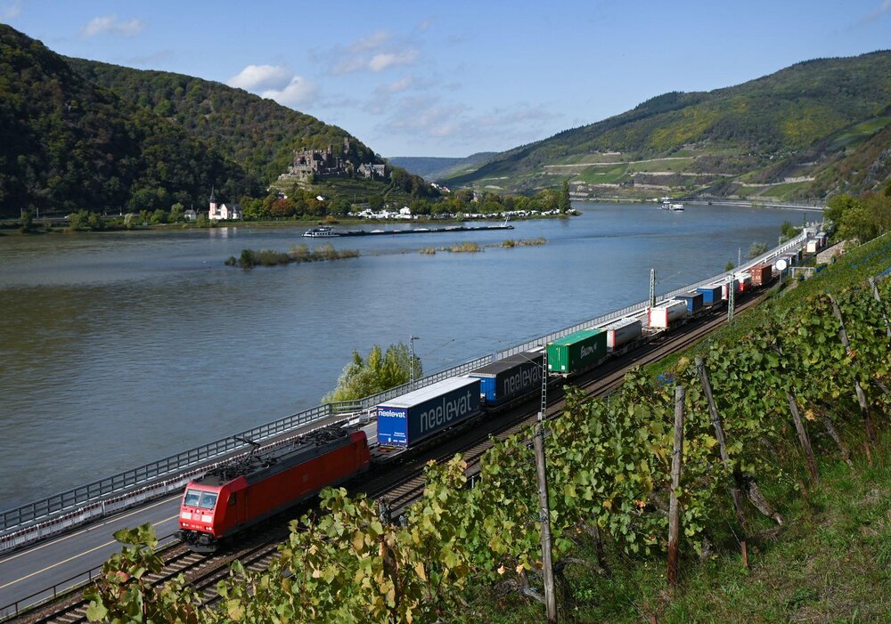 Landschaftlich reizvoll und sanierungsbedürftig: die rechtsrheinische Bahnstrecke zwischen Wiesbaden und Troisdorf bei Bonn. (Archivbild)