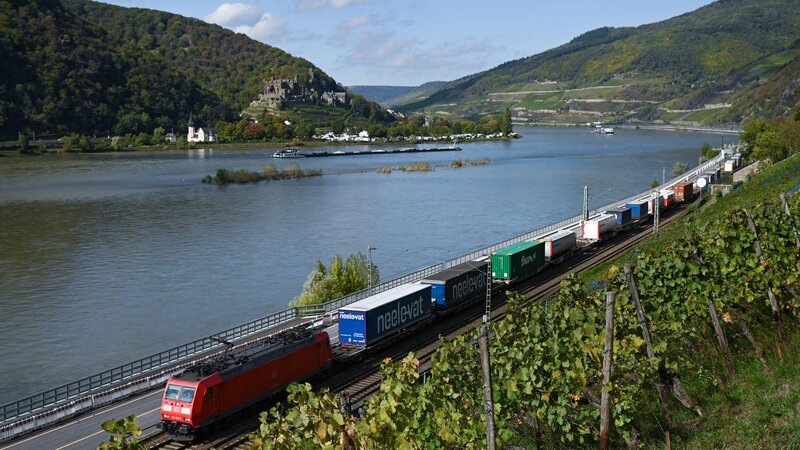 Landschaftlich reizvoll und sanierungsbedürftig: die rechtsrheinische Bahnstrecke zwischen Wiesbaden und Troisdorf bei Bonn. (Archivbild)