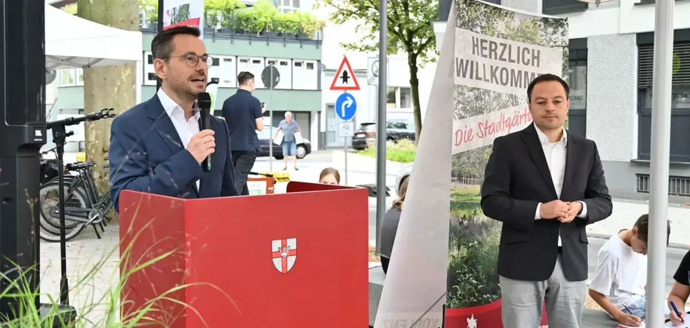 Oberbürgermeister David Langner (links) und Baudezernent Prof. Dr. Andreas Lukas geben den ersten Teil der neuen Südallee offiziell frei. Oberbürgermeister David Langner (links) und Baudezernent Prof. Dr. Andreas Lukas geben den ersten Teil der neuen Südallee offiziell frei.