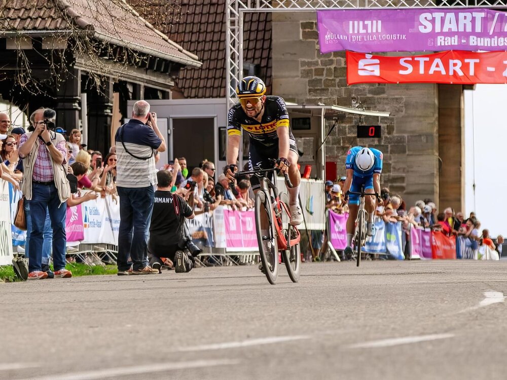 So wie hier wollen Fahrer des Koblenzer Teams Lotto Kern-Haus PSD Bank auch in der am Wochenende beginnenden Saison 2025 in der Rad-Bundesliga um Siege sprinten.