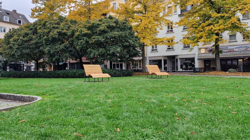 Auf dem Josef-Görres-Platz wurden jetzt vier neue Liegebänke aufgestellt.