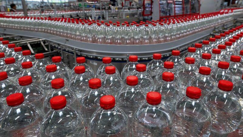 Das Unternehmen Roxane GmbH aus Jessen hat mehrere Mineralwasser wegen Verunreinigung zurückgerufen. (Archivbild) Hendrik Schmidt/dpa