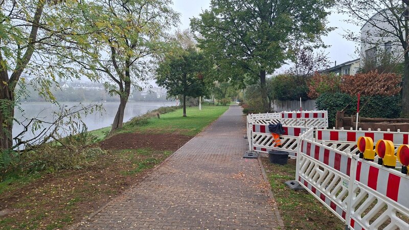 Das Willy-Brandt-Ufer an der Mosel im Koblenzer Stadtteil Rauental ist nach Bauarbeiten deutlich früher wieder freigegeben worden als ursprünglich geplant.