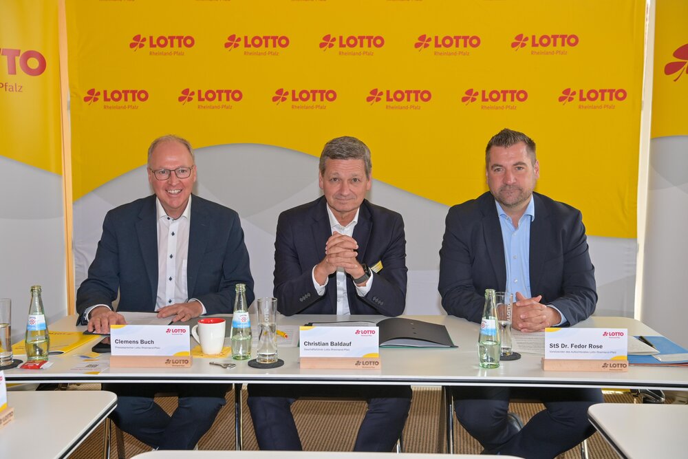 Lotto-Abteilungsleiter Unternehmenskommunikation Clemens Buch (links), mit Geschäftsführer Christian Baldauf (mitte) und Aufsichtsratsvorsitzender Fedor Rose Fedor Rose (rechts) stellten am Donnerstagvormittag das Geschäftsjahr 2025. Lotto-Abteilungsleiter Unternehmenskommunikation Clemens Buch (links), mit Geschäftsführer Christian Baldauf (mitte) und Aufsichtsratsvorsitzender Fedor Rose Fedor Rose (rechts) stellten am Donnerstagvormittag das Geschäftsjahr 2025.