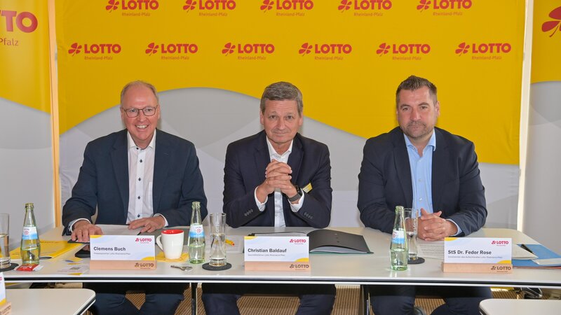 Lotto-Abteilungsleiter Unternehmenskommunikation Clemens Buch (links), mit Geschäftsführer Christian Baldauf (mitte) und Aufsichtsratsvorsitzender Fedor Rose Fedor Rose (rechts) stellten am Donnerstagvormittag das Geschäftsjahr 2025.